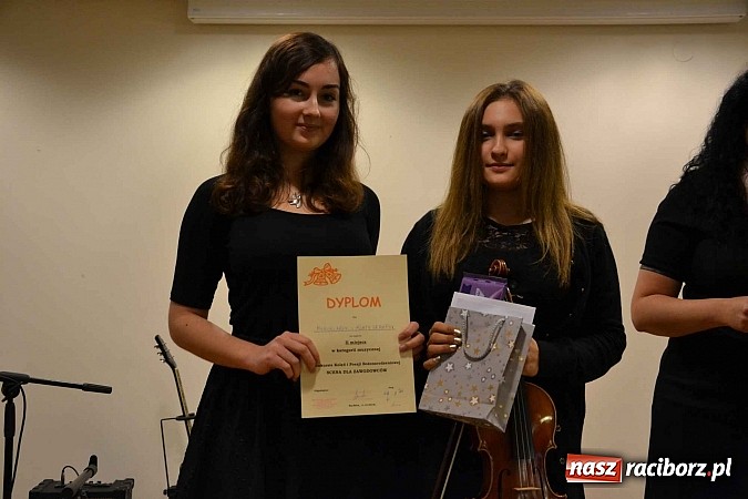 Zdjęcie w galerii na portalu naszraciborz.pl: Scena dla zawodowców – konkurs bożonarodzeniowy na zamku wiadomości z regionu