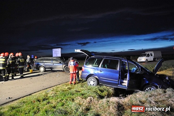 Zdjęcie w galerii na portalu naszraciborz.pl: Zderzenie forda i skody na Wydalu pomiędzy Tworkowem, Owsiszczami i Krzyżanowicami wiadomości z regionu