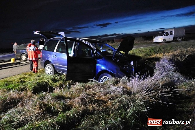 Zdjęcie w galerii na portalu naszraciborz.pl: Zderzenie forda i skody na Wydalu pomiędzy Tworkowem, Owsiszczami i Krzyżanowicami wiadomości z regionu
