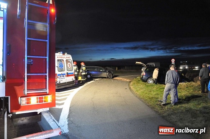 Zdjęcie w galerii na portalu naszraciborz.pl: Zderzenie forda i skody na Wydalu pomiędzy Tworkowem, Owsiszczami i Krzyżanowicami wiadomości z regionu