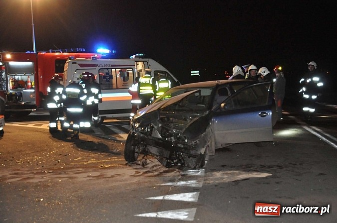 Zdjęcie w galerii na portalu naszraciborz.pl: Zderzenie forda i skody na Wydalu pomiędzy Tworkowem, Owsiszczami i Krzyżanowicami wiadomości z regionu