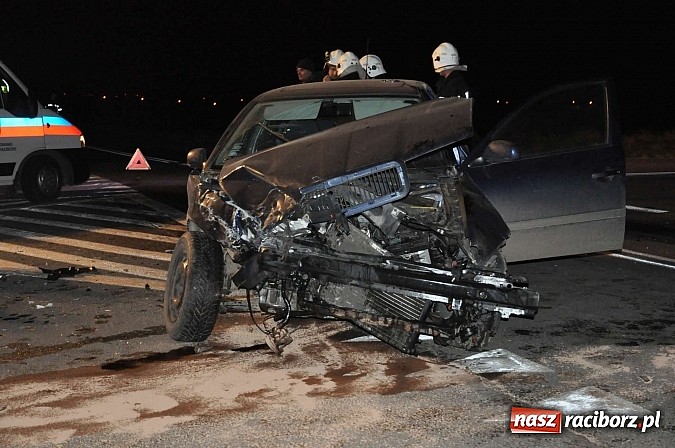 Zdjęcie w galerii na portalu naszraciborz.pl: Zderzenie forda i skody na Wydalu pomiędzy Tworkowem, Owsiszczami i Krzyżanowicami wiadomości z regionu