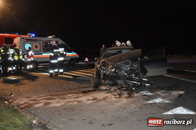 Zdjęcie w galerii na portalu naszraciborz.pl: Zderzenie forda i skody na Wydalu pomiędzy Tworkowem, Owsiszczami i Krzyżanowicami wiadomości z regionu