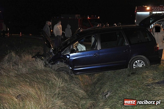 Zdjęcie w galerii na portalu naszraciborz.pl: Zderzenie forda i skody na Wydalu pomiędzy Tworkowem, Owsiszczami i Krzyżanowicami wiadomości z regionu