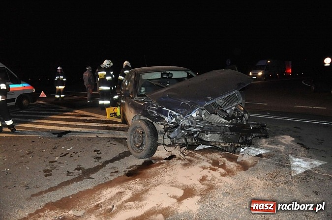 Zdjęcie w galerii na portalu naszraciborz.pl: Zderzenie forda i skody na Wydalu pomiędzy Tworkowem, Owsiszczami i Krzyżanowicami wiadomości z regionu
