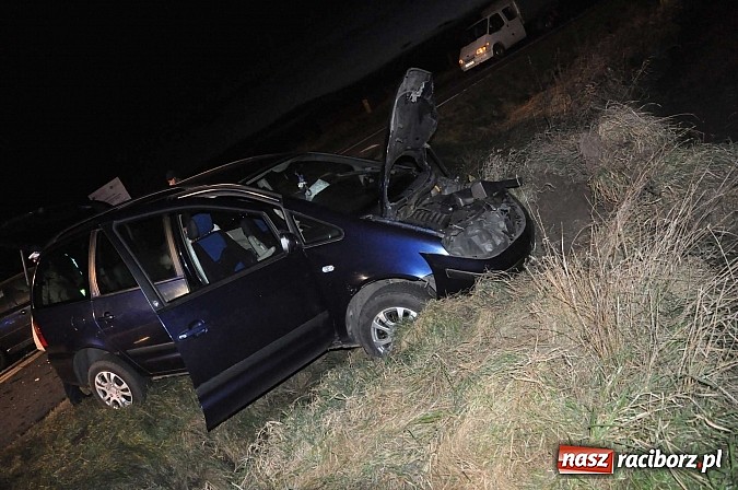 Zdjęcie w galerii na portalu naszraciborz.pl: Zderzenie forda i skody na Wydalu pomiędzy Tworkowem, Owsiszczami i Krzyżanowicami wiadomości z regionu