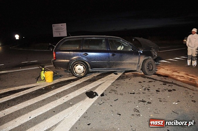 Zdjęcie w galerii na portalu naszraciborz.pl: Zderzenie forda i skody na Wydalu pomiędzy Tworkowem, Owsiszczami i Krzyżanowicami wiadomości z regionu