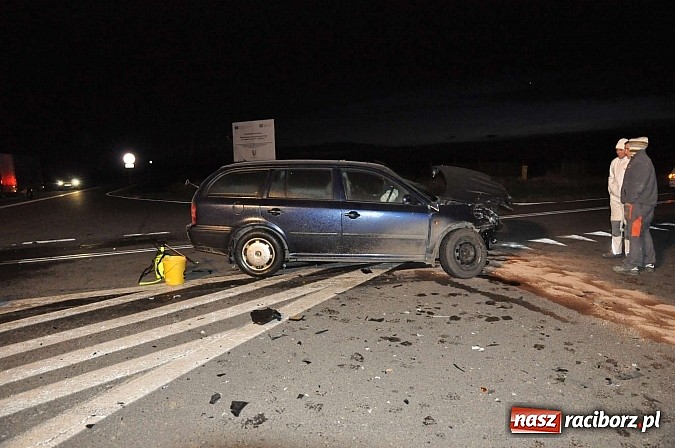 Zdjęcie w galerii na portalu naszraciborz.pl: Zderzenie forda i skody na Wydalu pomiędzy Tworkowem, Owsiszczami i Krzyżanowicami wiadomości z regionu