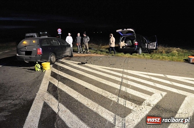 Zdjęcie w galerii na portalu naszraciborz.pl: Zderzenie forda i skody na Wydalu pomiędzy Tworkowem, Owsiszczami i Krzyżanowicami wiadomości z regionu