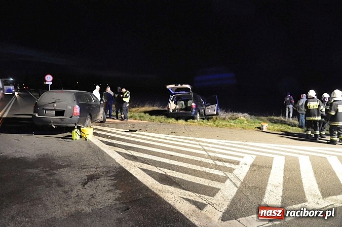 Zdjęcie w galerii na portalu naszraciborz.pl: Zderzenie forda i skody na Wydalu pomiędzy Tworkowem, Owsiszczami i Krzyżanowicami wiadomości z regionu