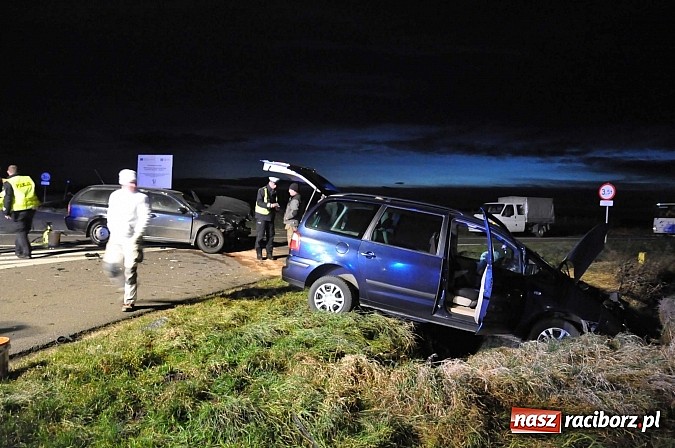Zdjęcie w galerii na portalu naszraciborz.pl: Zderzenie forda i skody na Wydalu pomiędzy Tworkowem, Owsiszczami i Krzyżanowicami wiadomości z regionu