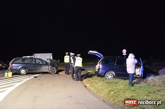 Zdjęcie w galerii na portalu naszraciborz.pl: Zderzenie forda i skody na Wydalu pomiędzy Tworkowem, Owsiszczami i Krzyżanowicami wiadomości z regionu