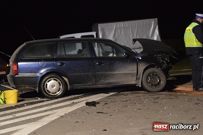 Zdjęcie w galerii na portalu naszraciborz.pl: Zderzenie forda i skody na Wydalu pomiędzy Tworkowem, Owsiszczami i Krzyżanowicami wiadomości z regionu