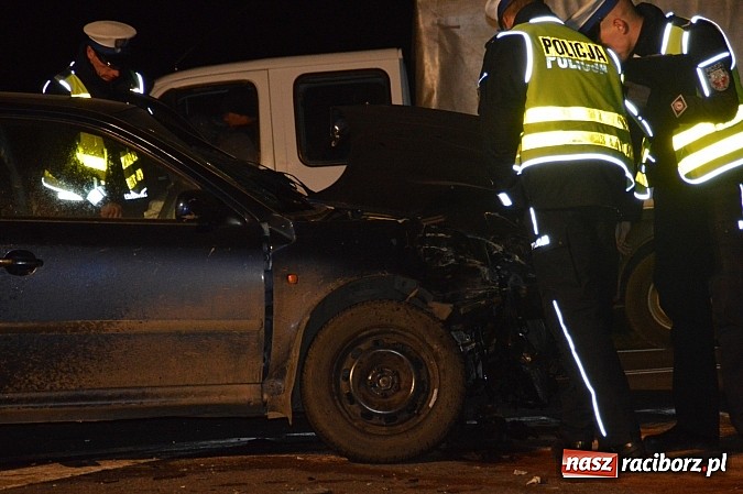 Zdjęcie w galerii na portalu naszraciborz.pl: Zderzenie forda i skody na Wydalu pomiędzy Tworkowem, Owsiszczami i Krzyżanowicami wiadomości z regionu