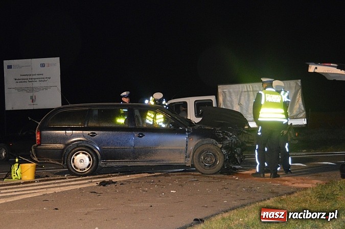 Zdjęcie w galerii na portalu naszraciborz.pl: Zderzenie forda i skody na Wydalu pomiędzy Tworkowem, Owsiszczami i Krzyżanowicami wiadomości z regionu