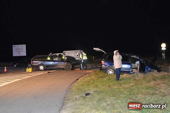 Zdjęcie w galerii na portalu naszraciborz.pl: Zderzenie forda i skody na Wydalu pomiędzy Tworkowem, Owsiszczami i Krzyżanowicami wiadomości z regionu