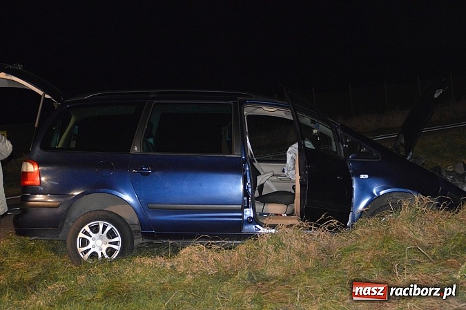 Zdjęcie w galerii na portalu naszraciborz.pl: Zderzenie forda i skody na Wydalu pomiędzy Tworkowem, Owsiszczami i Krzyżanowicami wiadomości z regionu