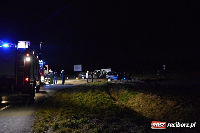 Zdjęcie w galerii na portalu naszraciborz.pl: Zderzenie forda i skody na Wydalu pomiędzy Tworkowem, Owsiszczami i Krzyżanowicami wiadomości z regionu