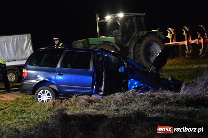 Zdjęcie w galerii na portalu naszraciborz.pl: Zderzenie forda i skody na Wydalu pomiędzy Tworkowem, Owsiszczami i Krzyżanowicami wiadomości z regionu