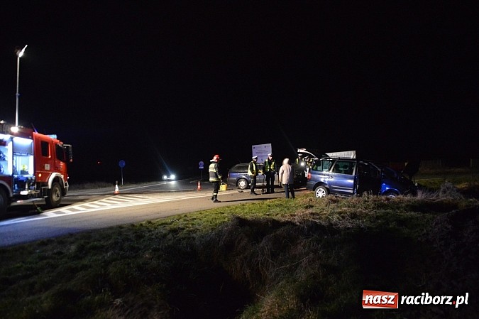 Zdjęcie w galerii na portalu naszraciborz.pl: Zderzenie forda i skody na Wydalu pomiędzy Tworkowem, Owsiszczami i Krzyżanowicami wiadomości z regionu
