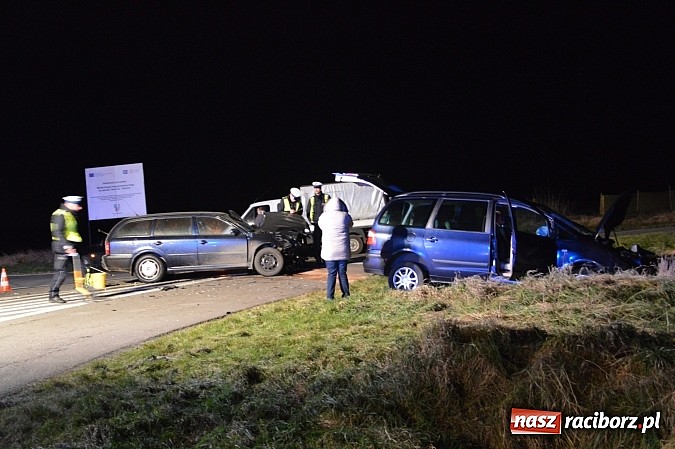 Zdjęcie w galerii na portalu naszraciborz.pl: Zderzenie forda i skody na Wydalu pomiędzy Tworkowem, Owsiszczami i Krzyżanowicami wiadomości z regionu