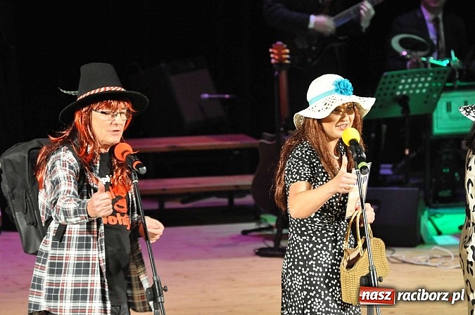 Zdjęcie w galerii na portalu naszraciborz.pl: PIT, CIT, VAT i korekta, czyli panie z urzędu skarbowego jako ABBA. Gwiazdka Serc 2014 w obiektywie wiadomości z regionu