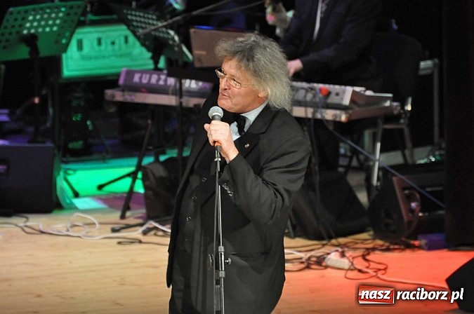 Zdjęcie w galerii na portalu naszraciborz.pl: PIT, CIT, VAT i korekta, czyli panie z urzędu skarbowego jako ABBA. Gwiazdka Serc 2014 w obiektywie wiadomości z regionu