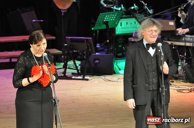 Zdjęcie w galerii na portalu naszraciborz.pl: PIT, CIT, VAT i korekta, czyli panie z urzędu skarbowego jako ABBA. Gwiazdka Serc 2014 w obiektywie wiadomości z regionu