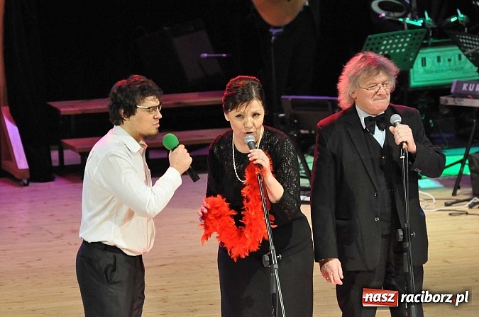 Zdjęcie w galerii na portalu naszraciborz.pl: PIT, CIT, VAT i korekta, czyli panie z urzędu skarbowego jako ABBA. Gwiazdka Serc 2014 w obiektywie wiadomości z regionu