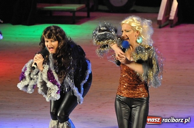 Zdjęcie w galerii na portalu naszraciborz.pl: PIT, CIT, VAT i korekta, czyli panie z urzędu skarbowego jako ABBA. Gwiazdka Serc 2014 w obiektywie wiadomości z regionu