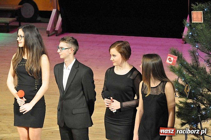 Zdjęcie w galerii na portalu naszraciborz.pl: PIT, CIT, VAT i korekta, czyli panie z urzędu skarbowego jako ABBA. Gwiazdka Serc 2014 w obiektywie wiadomości z regionu