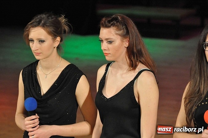 Zdjęcie w galerii na portalu naszraciborz.pl: PIT, CIT, VAT i korekta, czyli panie z urzędu skarbowego jako ABBA. Gwiazdka Serc 2014 w obiektywie wiadomości z regionu