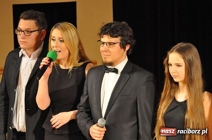 Zdjęcie w galerii na portalu naszraciborz.pl: PIT, CIT, VAT i korekta, czyli panie z urzędu skarbowego jako ABBA. Gwiazdka Serc 2014 w obiektywie wiadomości z regionu