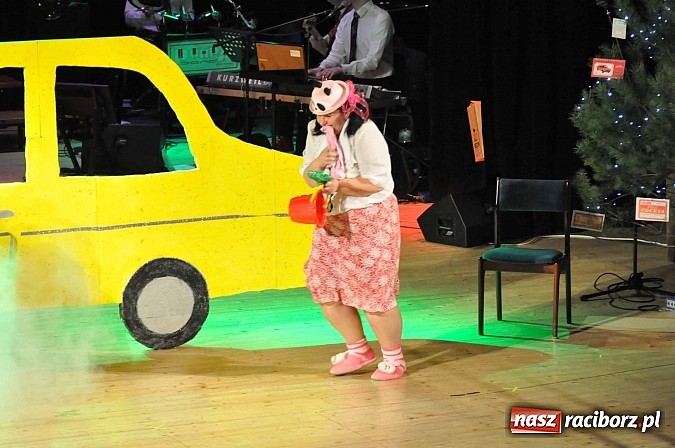 Zdjęcie w galerii na portalu naszraciborz.pl: PIT, CIT, VAT i korekta, czyli panie z urzędu skarbowego jako ABBA. Gwiazdka Serc 2014 w obiektywie wiadomości z regionu