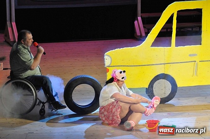 Zdjęcie w galerii na portalu naszraciborz.pl: PIT, CIT, VAT i korekta, czyli panie z urzędu skarbowego jako ABBA. Gwiazdka Serc 2014 w obiektywie wiadomości z regionu