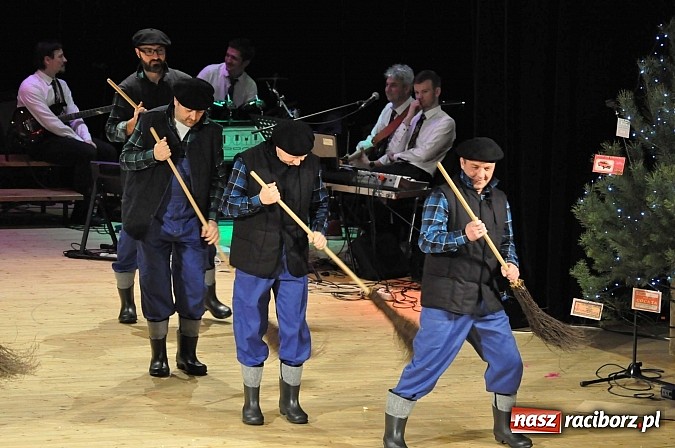 Zdjęcie w galerii na portalu naszraciborz.pl: PIT, CIT, VAT i korekta, czyli panie z urzędu skarbowego jako ABBA. Gwiazdka Serc 2014 w obiektywie wiadomości z regionu