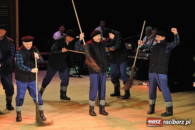 Zdjęcie w galerii na portalu naszraciborz.pl: PIT, CIT, VAT i korekta, czyli panie z urzędu skarbowego jako ABBA. Gwiazdka Serc 2014 w obiektywie wiadomości z regionu