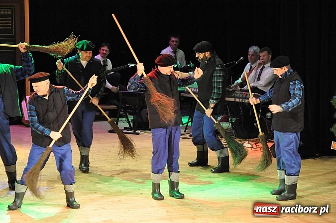 Zdjęcie w galerii na portalu naszraciborz.pl: PIT, CIT, VAT i korekta, czyli panie z urzędu skarbowego jako ABBA. Gwiazdka Serc 2014 w obiektywie wiadomości z regionu