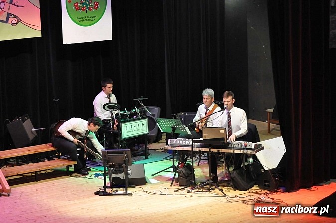 Zdjęcie w galerii na portalu naszraciborz.pl: PIT, CIT, VAT i korekta, czyli panie z urzędu skarbowego jako ABBA. Gwiazdka Serc 2014 w obiektywie wiadomości z regionu