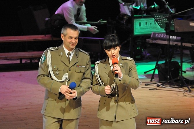 Zdjęcie w galerii na portalu naszraciborz.pl: PIT, CIT, VAT i korekta, czyli panie z urzędu skarbowego jako ABBA. Gwiazdka Serc 2014 w obiektywie wiadomości z regionu