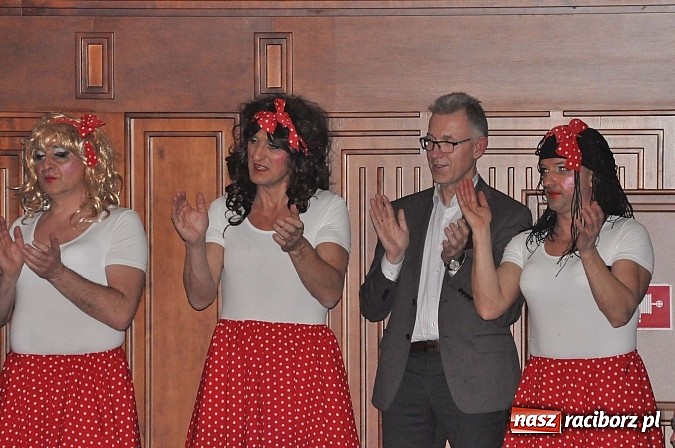 Zdjęcie w galerii na portalu naszraciborz.pl: PIT, CIT, VAT i korekta, czyli panie z urzędu skarbowego jako ABBA. Gwiazdka Serc 2014 w obiektywie wiadomości z regionu