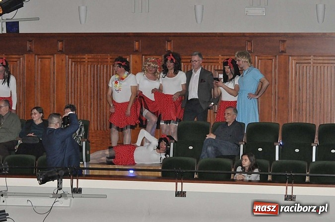 Zdjęcie w galerii na portalu naszraciborz.pl: PIT, CIT, VAT i korekta, czyli panie z urzędu skarbowego jako ABBA. Gwiazdka Serc 2014 w obiektywie wiadomości z regionu