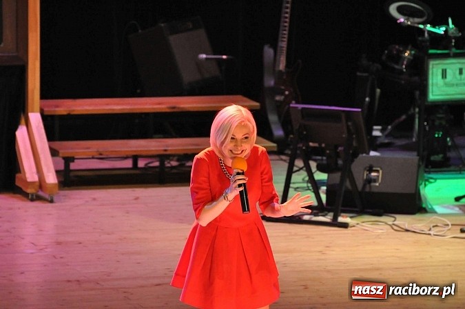 Zdjęcie w galerii na portalu naszraciborz.pl: PIT, CIT, VAT i korekta, czyli panie z urzędu skarbowego jako ABBA. Gwiazdka Serc 2014 w obiektywie wiadomości z regionu