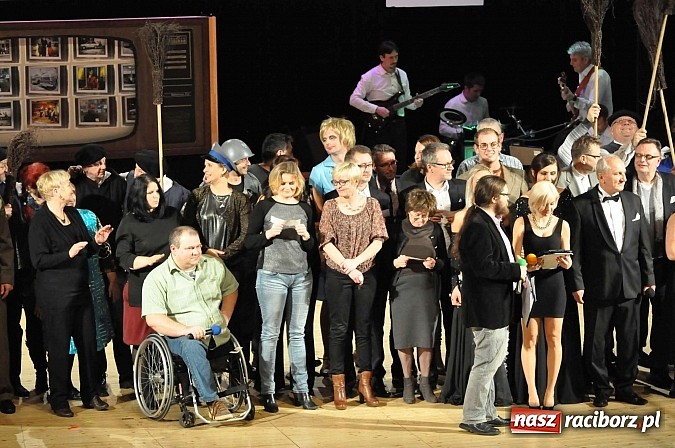 Zdjęcie w galerii na portalu naszraciborz.pl: PIT, CIT, VAT i korekta, czyli panie z urzędu skarbowego jako ABBA. Gwiazdka Serc 2014 w obiektywie wiadomości z regionu