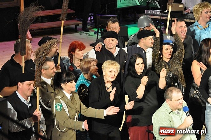 Zdjęcie w galerii na portalu naszraciborz.pl: PIT, CIT, VAT i korekta, czyli panie z urzędu skarbowego jako ABBA. Gwiazdka Serc 2014 w obiektywie wiadomości z regionu