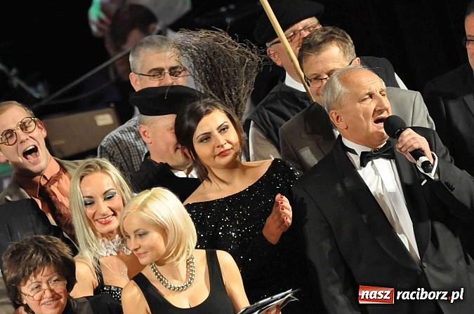 Zdjęcie w galerii na portalu naszraciborz.pl: PIT, CIT, VAT i korekta, czyli panie z urzędu skarbowego jako ABBA. Gwiazdka Serc 2014 w obiektywie wiadomości z regionu