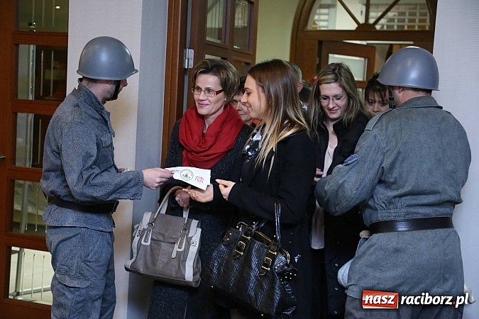Zdjęcie w galerii na portalu naszraciborz.pl: Gwiazdka Serc 2014 - Autostopem PRL-u tropem. Ze sceny i od kuchni wiadomości z regionu