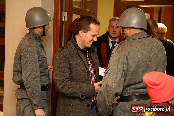 Zdjęcie w galerii na portalu naszraciborz.pl: Gwiazdka Serc 2014 - Autostopem PRL-u tropem. Ze sceny i od kuchni wiadomości z regionu