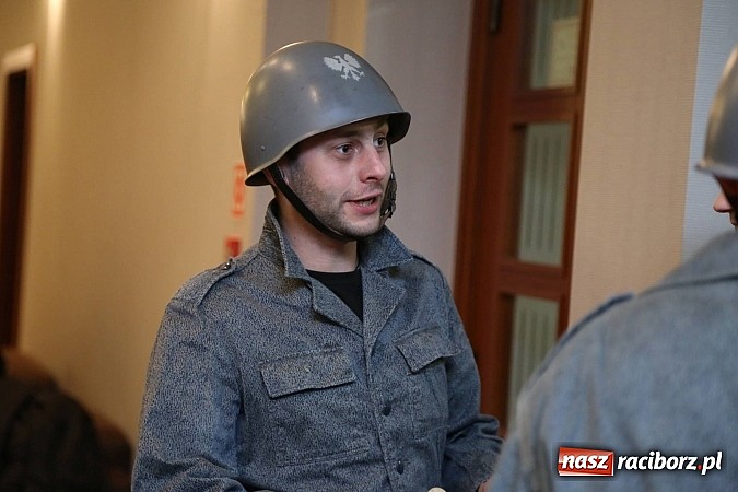 Zdjęcie w galerii na portalu naszraciborz.pl: Gwiazdka Serc 2014 - Autostopem PRL-u tropem. Ze sceny i od kuchni wiadomości z regionu