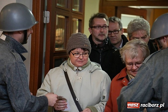 Zdjęcie w galerii na portalu naszraciborz.pl: Gwiazdka Serc 2014 - Autostopem PRL-u tropem. Ze sceny i od kuchni wiadomości z regionu